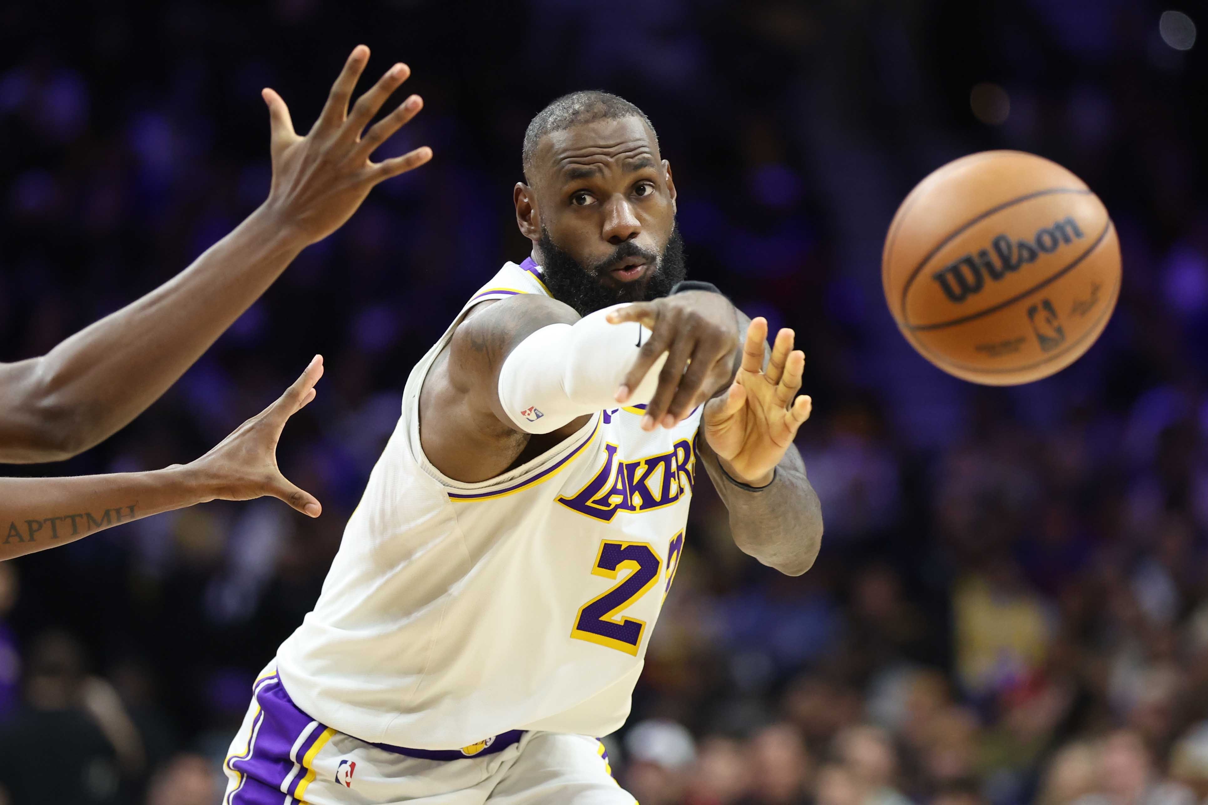 LeBron James coştu! Lakers, 76ers'ı devirdi