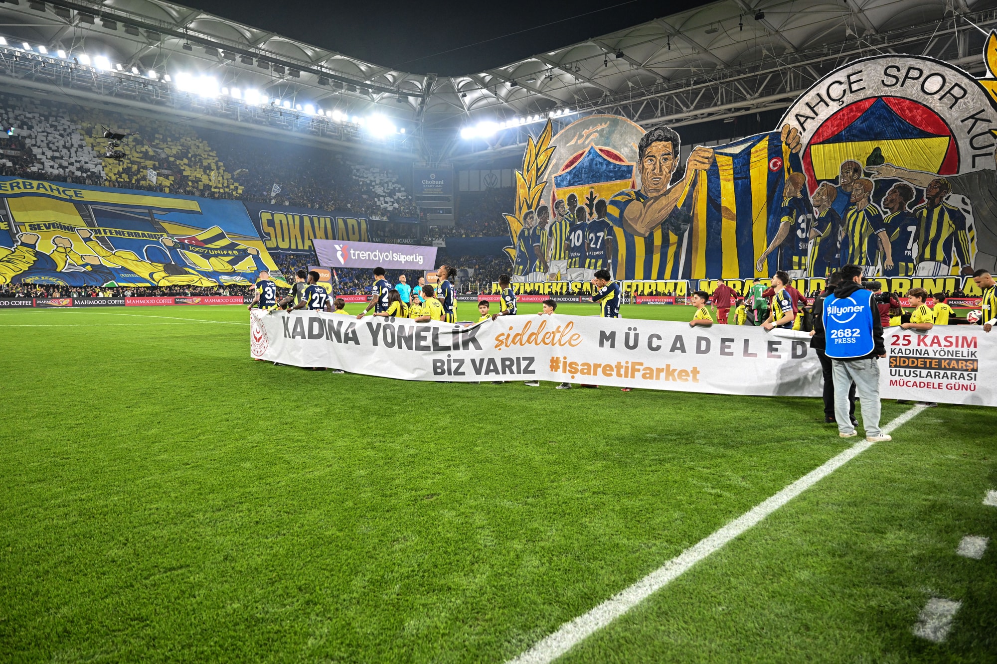 Fenerbahçe-Galatasaray maçı öncesi dev koreografi