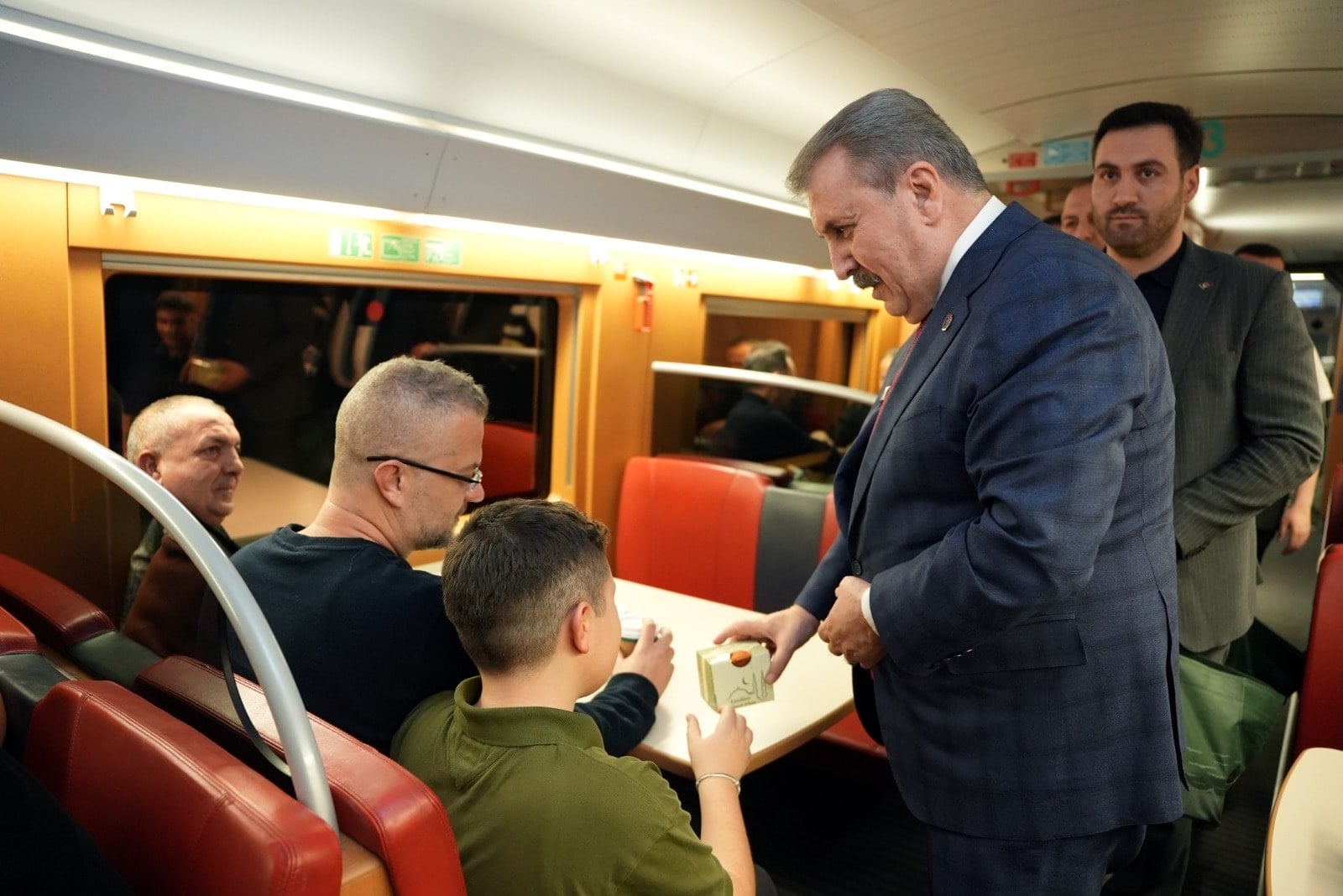 Küçük ortak trene bindi kandil simidi dağıttı