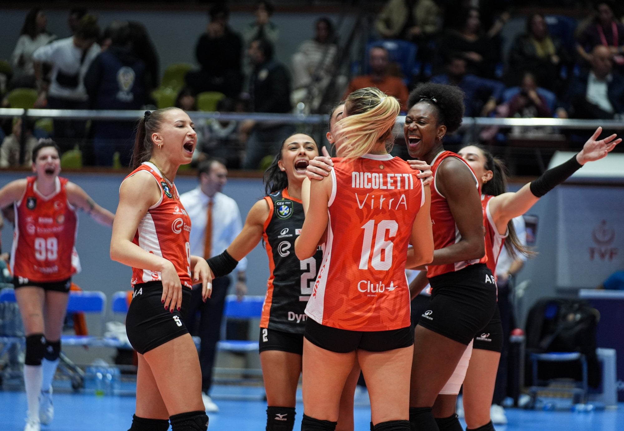 Eczacıbaşı deplasmanda Göztepe'ye set vermedi