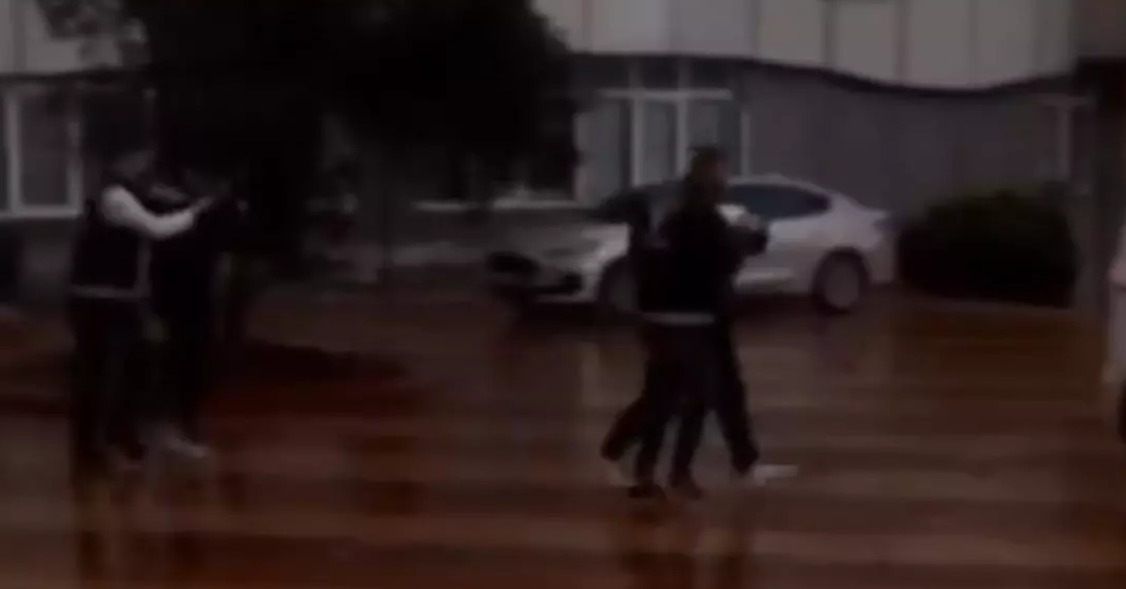 Sebebini kimse anlamadı:  Durakların camlarını kırıp kaçtılar