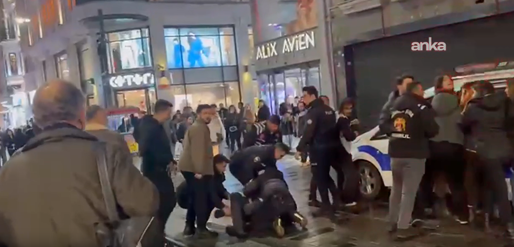 İstiklal Caddesi’nde arbede! Öğrencilere polisten sert müdahale