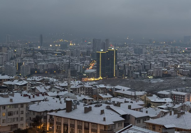 Ankara'ya yılın ilk karı yağdı