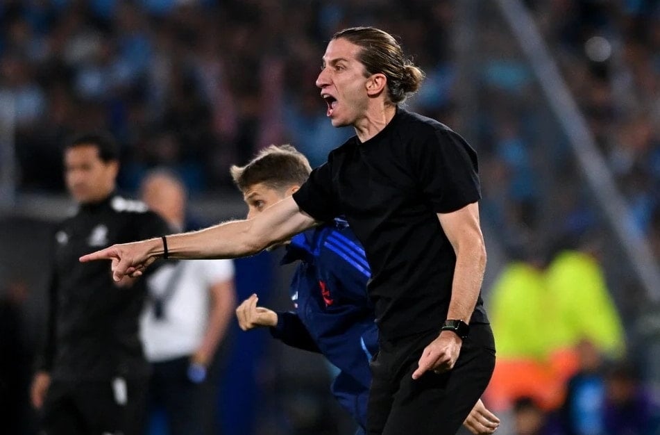 Filipe Luis'in sözleşmesi 2027'ye kadar uzatıldı