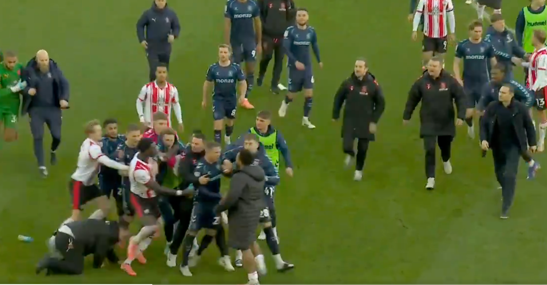 Maç bitti ortalık karıştı! Ünlü teknik adamı sahada kovaladılar