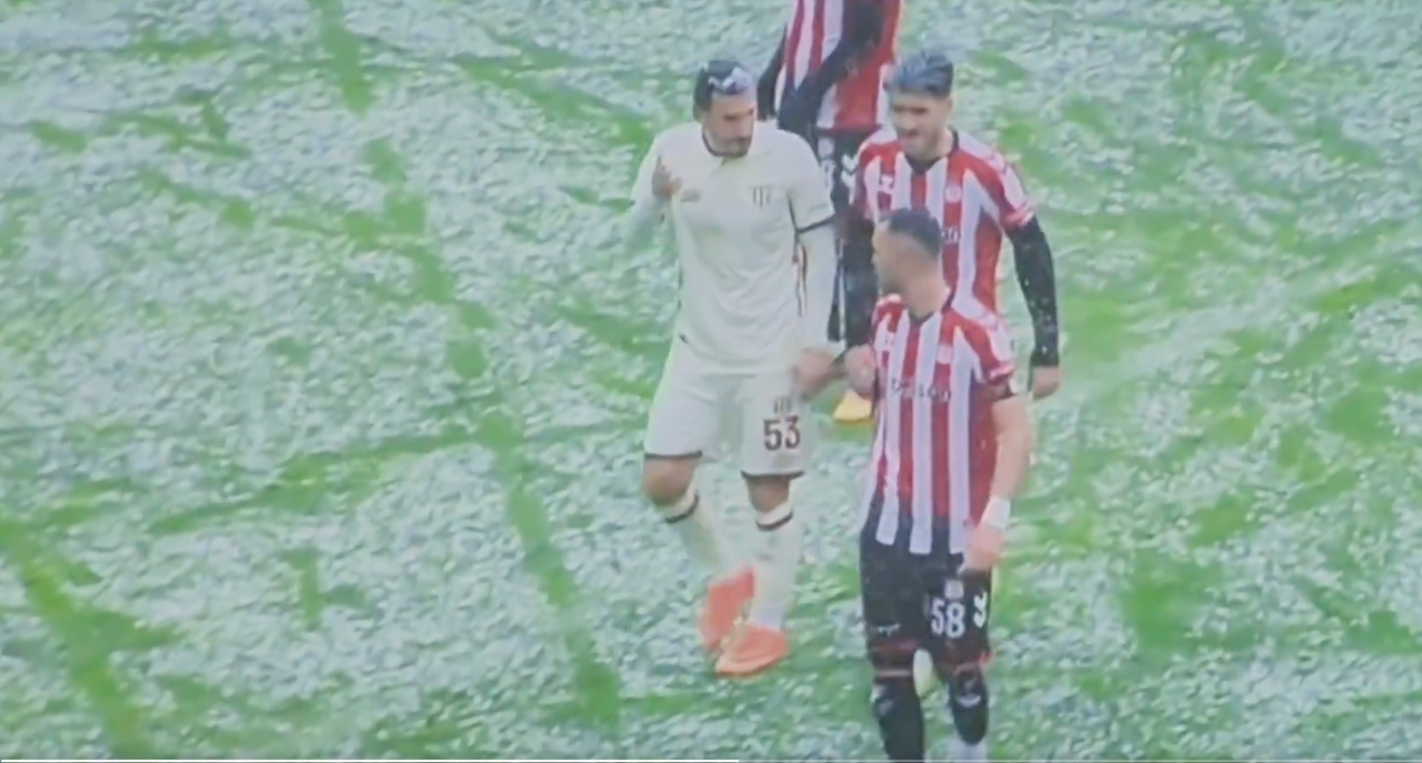 Göz gözü görmedi! Yoğun kar yağışı maçı durdurdu