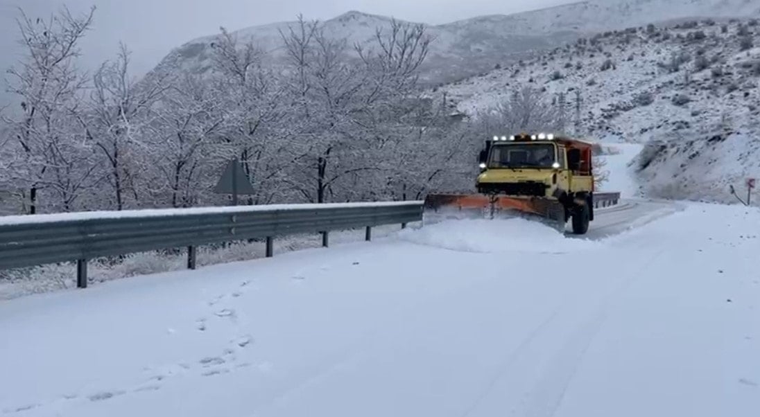 Elazığ’da kar yağışı: 23 köy yolu ulaşıma kapandı
