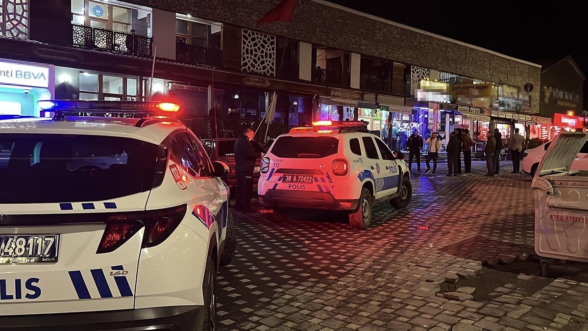 Kahvehane'de bıçaklı kavga dehşeti