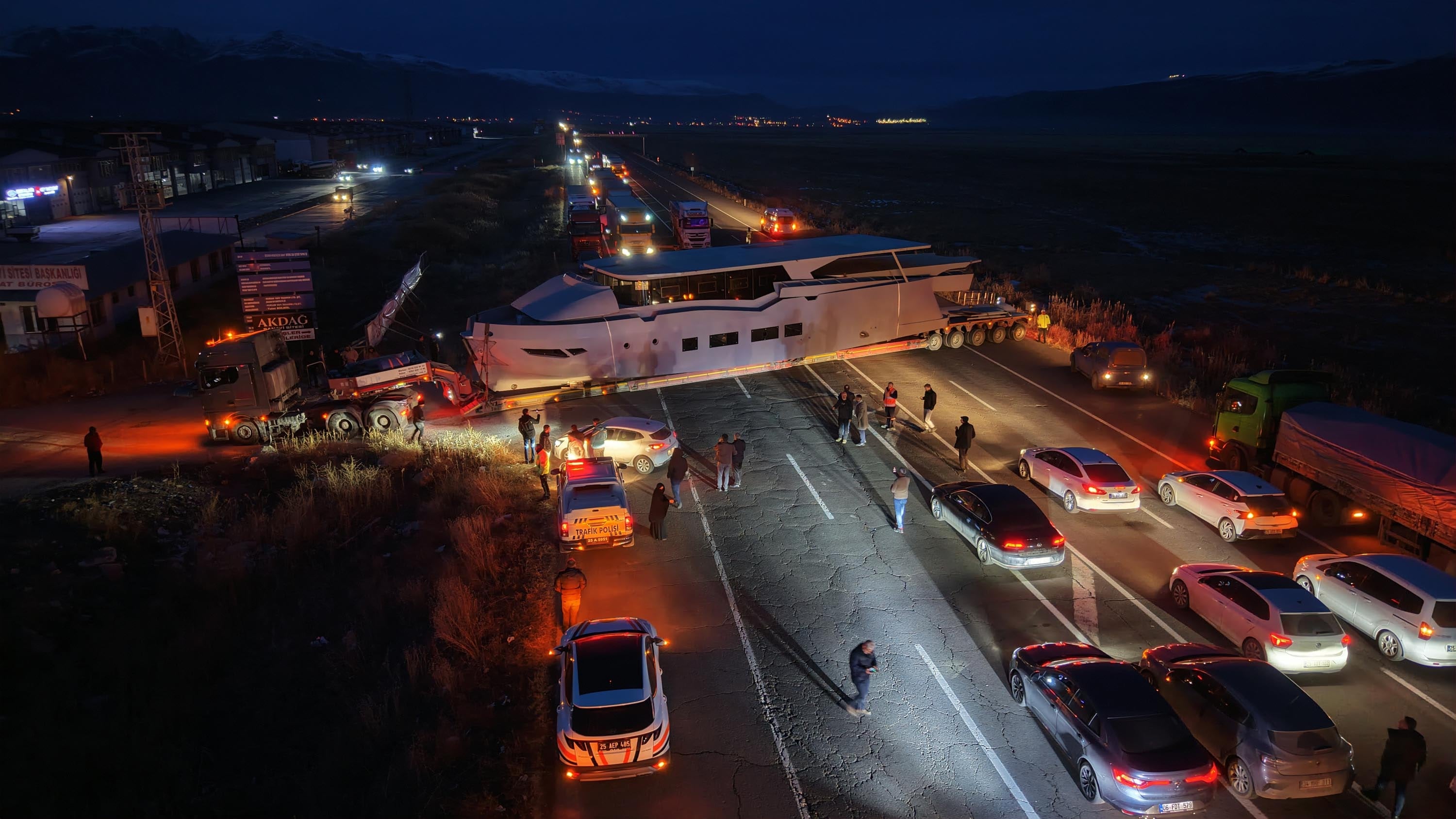Yer Erzurum... Sürücüler şaştı kaldı; yat yolu kapattı