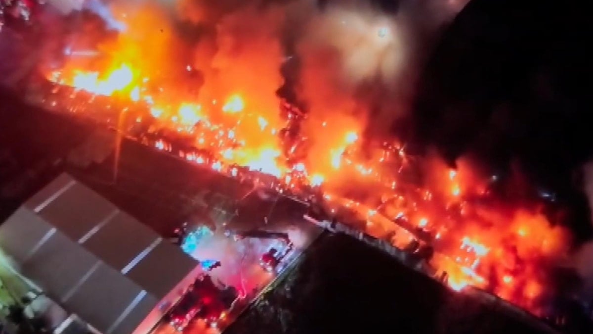 Esenyurt'taki fabrika 7 saattir yanıyor: Patlamalar meydana geldi