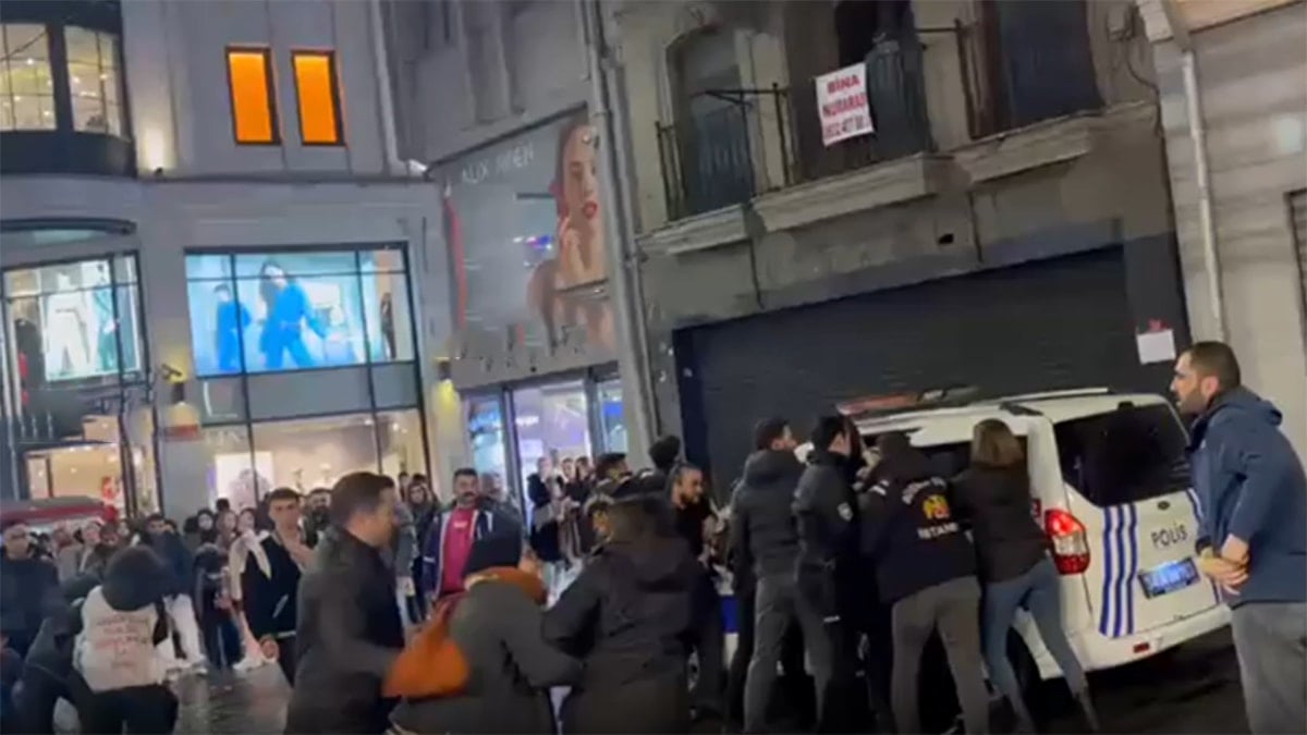 İstiklal'de eylem yapan öğrencilere gözaltı