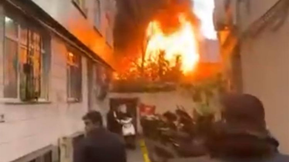 Otoparkta çıkan yandın büyüdü, 2 katlı binaya sıçradı