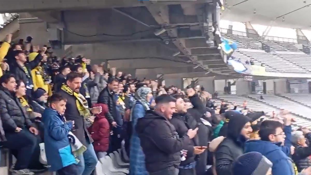 Fenerbahçe tribününden Sadettin Saran'a destek