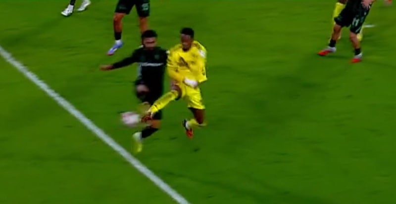 VAR uyarısı ile penaltı kararı