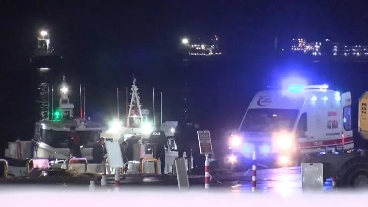 İstanbul Boğazı’nda Arızalanan kargo gemisi Ahırkapı’ya demirletildi