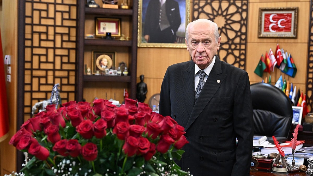 Erdoğan Bahçeli'ye gül hediye etti