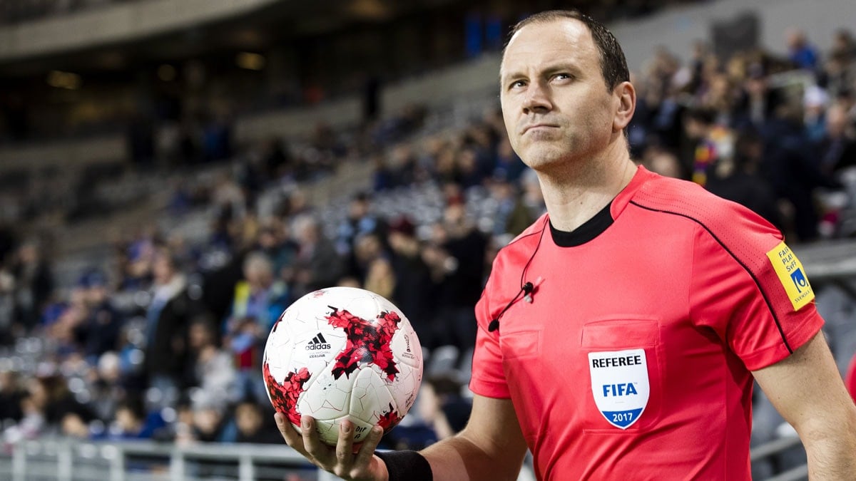 Dünyanın en zengin hakemi milyonlarına rağmen bu yüzden düdük bırakmamış