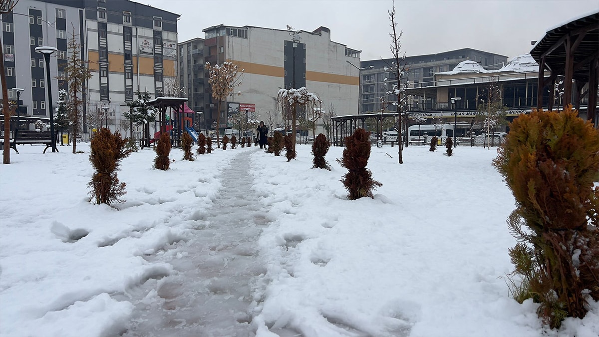 Hakkari'de yollar kapandı