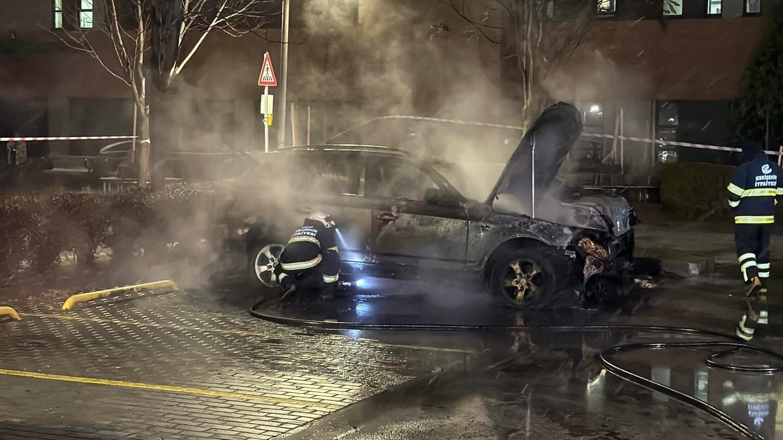 Park halindeki iki otomobil alev alev yandı