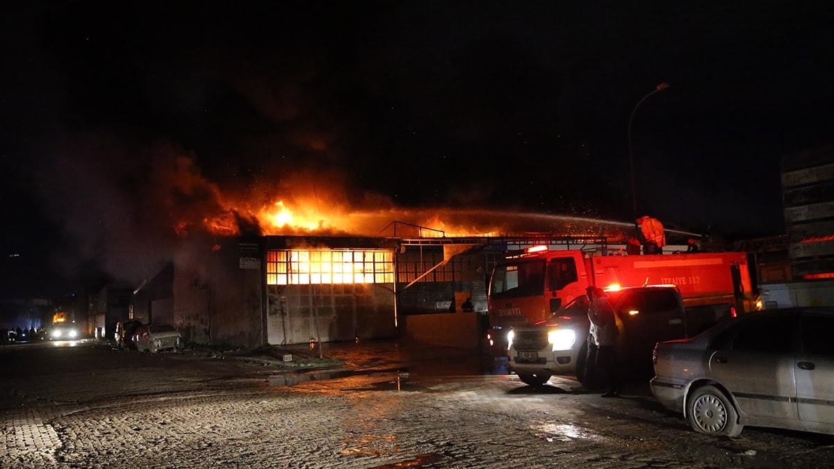 Hatay'da oto tamirhanesinde çıkan yangın korkuttu