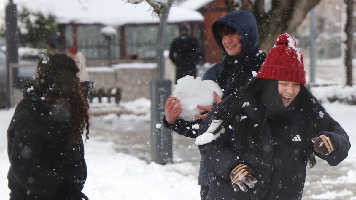 Bolu'da eğitime kar engeli