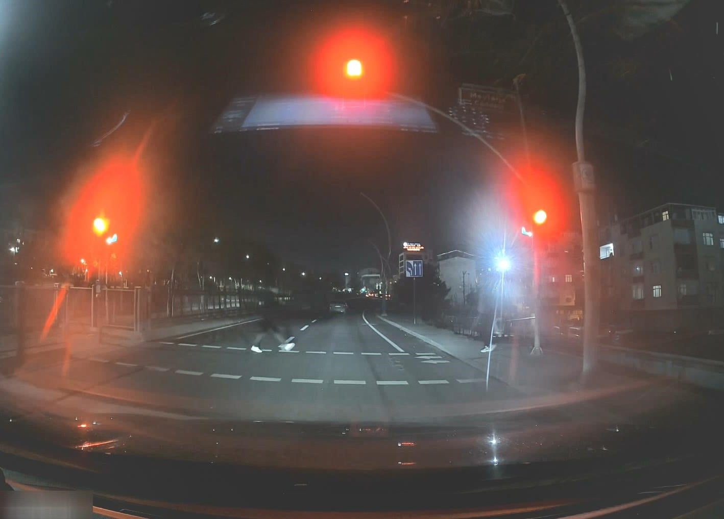 Yeşil ışıkta geçecekti... Ölümden saniyelerle kurtuldu