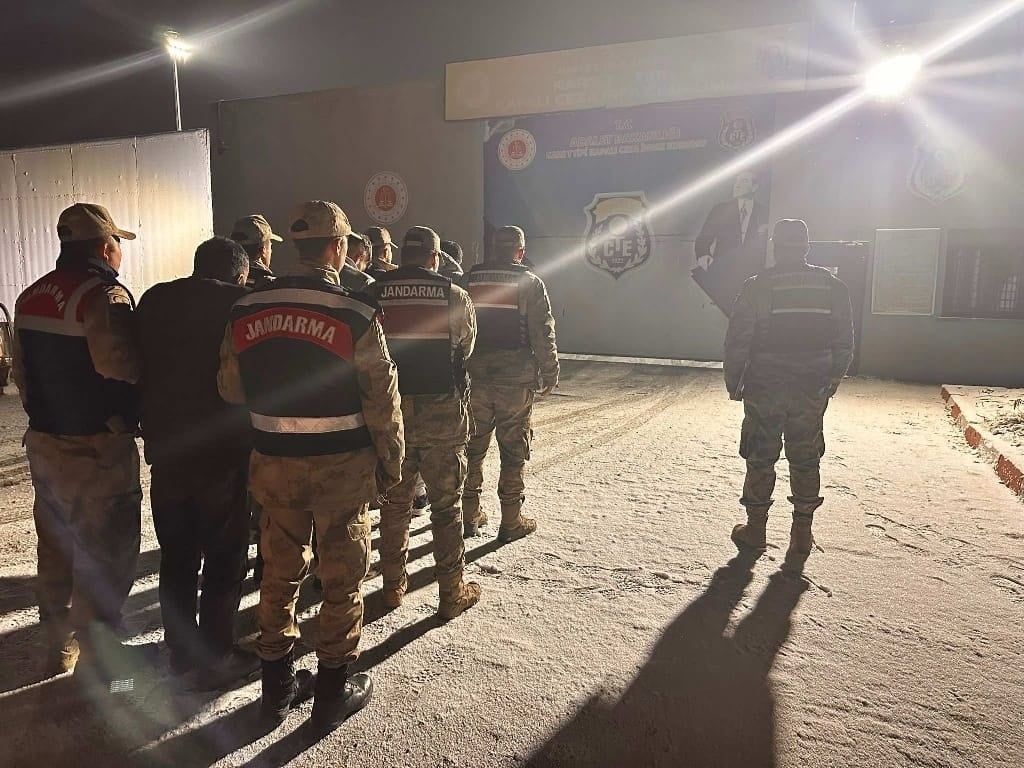 Kars Kağızman’da göçmen kaçakçılığı operasyonu: 3 tutuklama