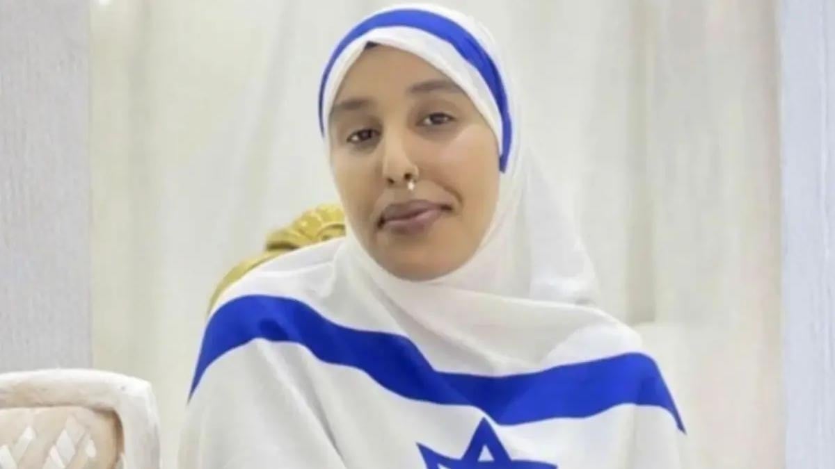 Başörtülü kadın İsrail bayraklı kıyafet giydi! Sebebi ise skandal