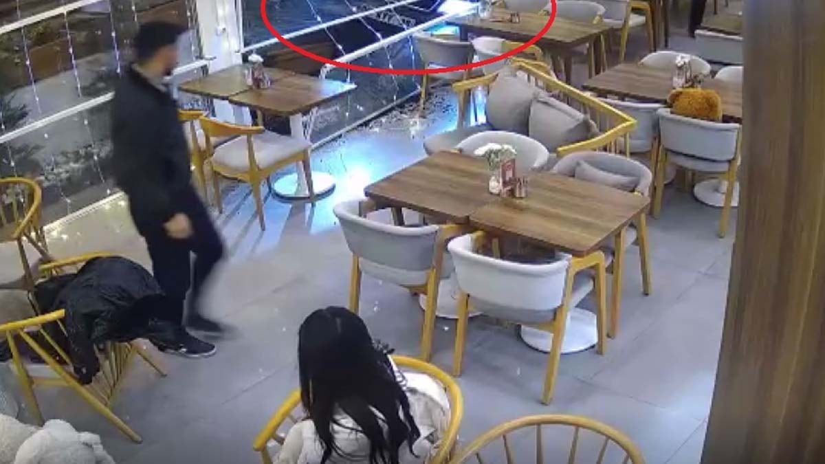 Kontrolden çıkan otomobil kafeye daldı