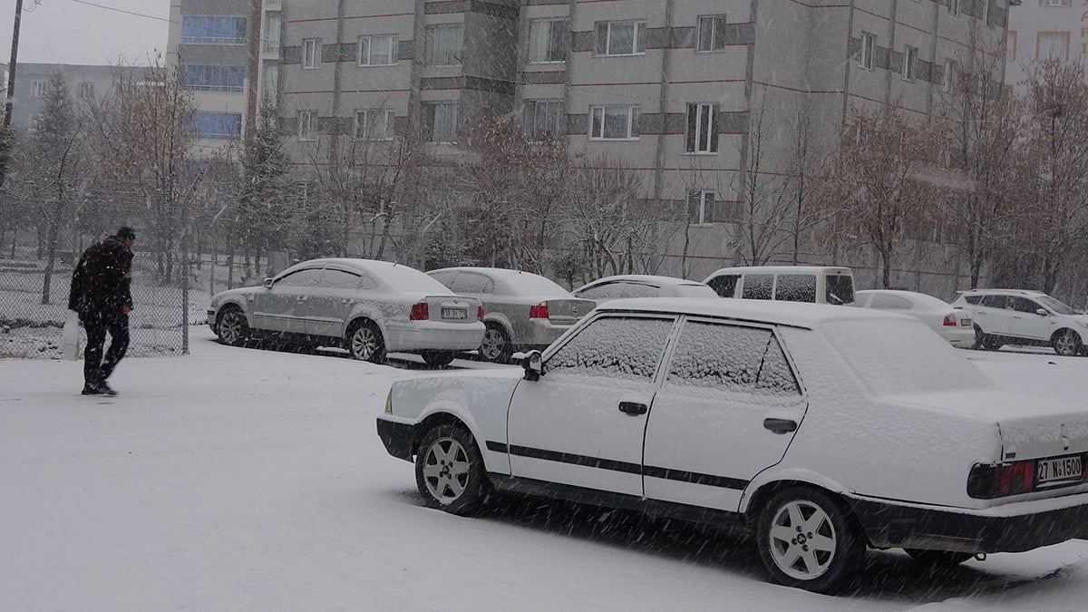 Eğitime kar engeli: Okullar tatil edildi