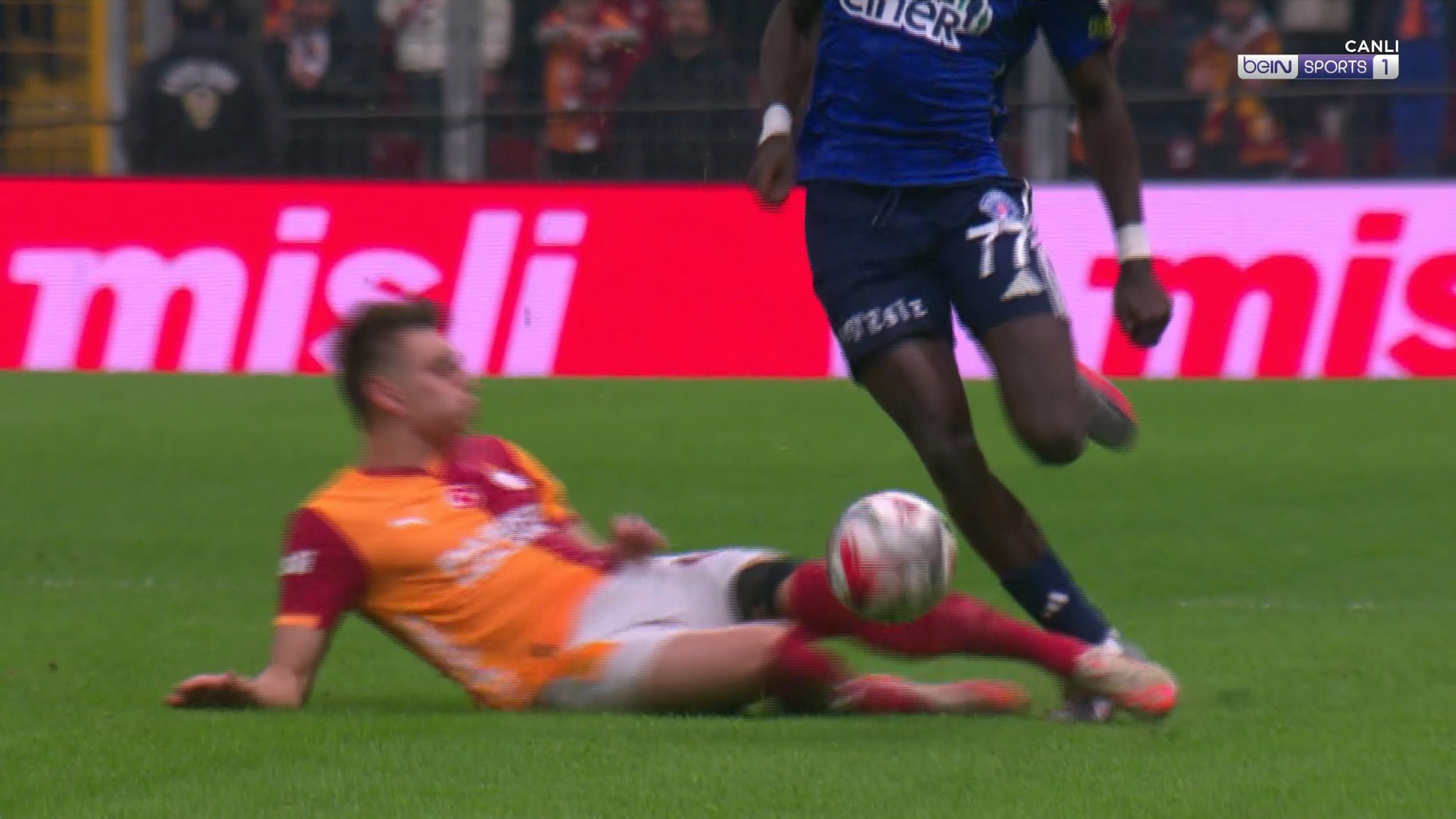 Galatasaray-Kasımpaşa maçına damga vuran pozisyon