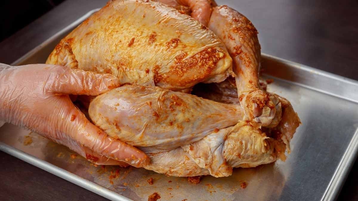 6 şefe 'hindi pişirirken alüminyum folya kullanılmalı mı' diye soruldu: Cevaplar beklenmedik yerden geldi