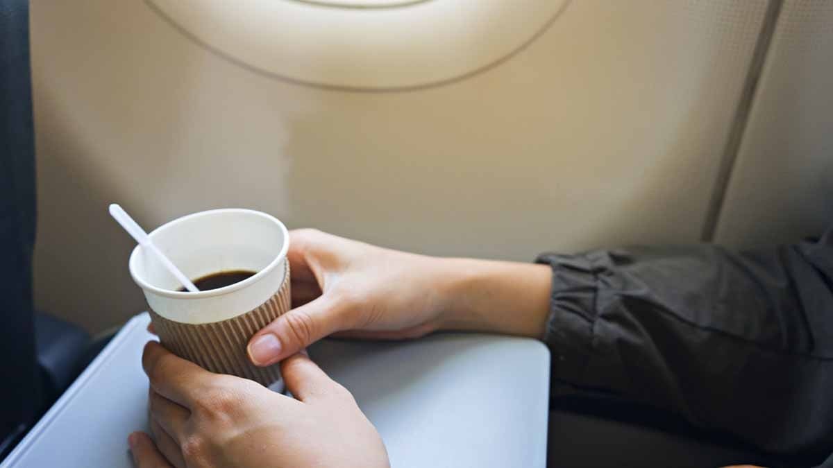 Uçakta sakın kahve içmeyin! Deneyimli kabin görevlisinden mide bulandıran itiraf...