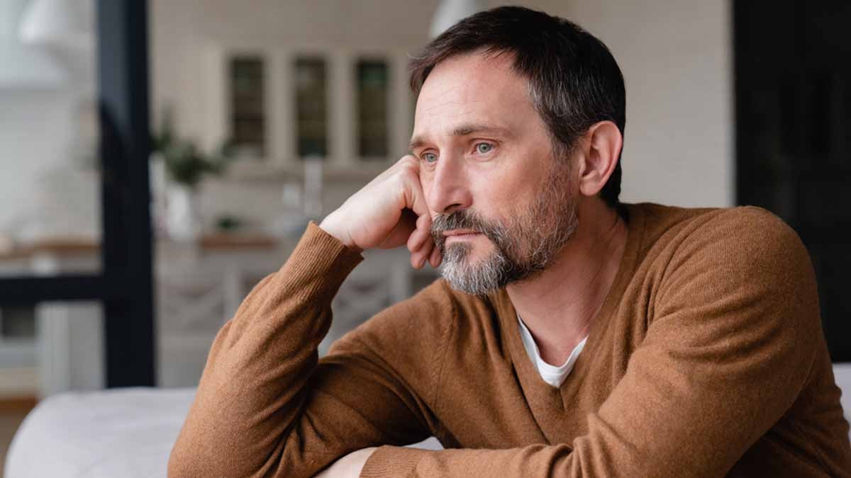 Psikolojiye göre hayatından memnun olmayan erkekler, farkında olmadan tekrar tekrar şu 6 alışkanlığı sergiler