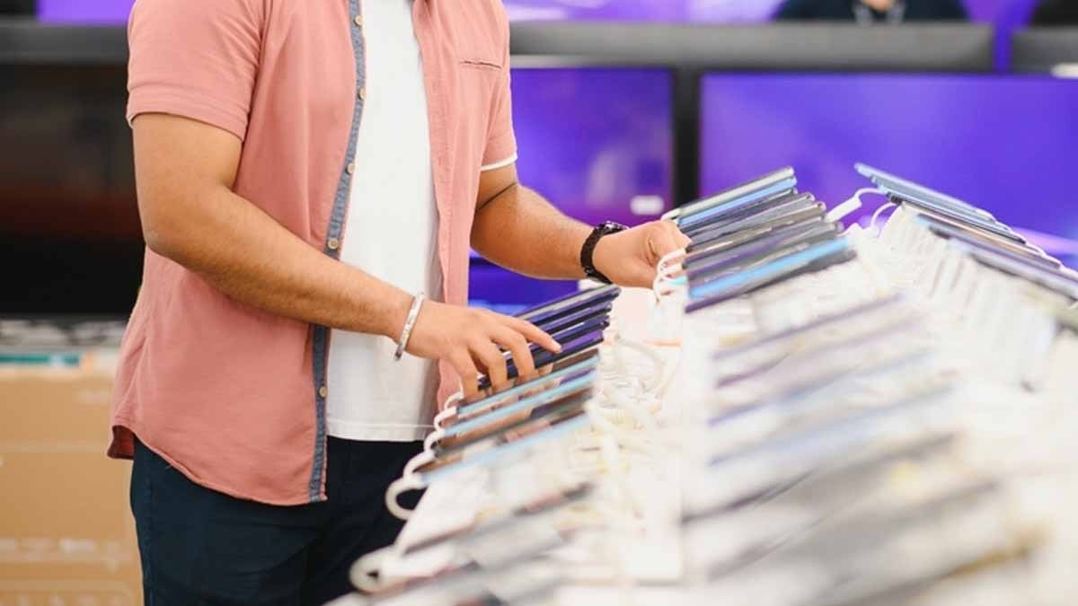 Dünyanın en etkili teknoloji Youtuber&#x27;ı ödüllerini verdi! İşte &#x27;yılın en büyük hayal kırıklığı&#x27; ödülünü alan telefonu