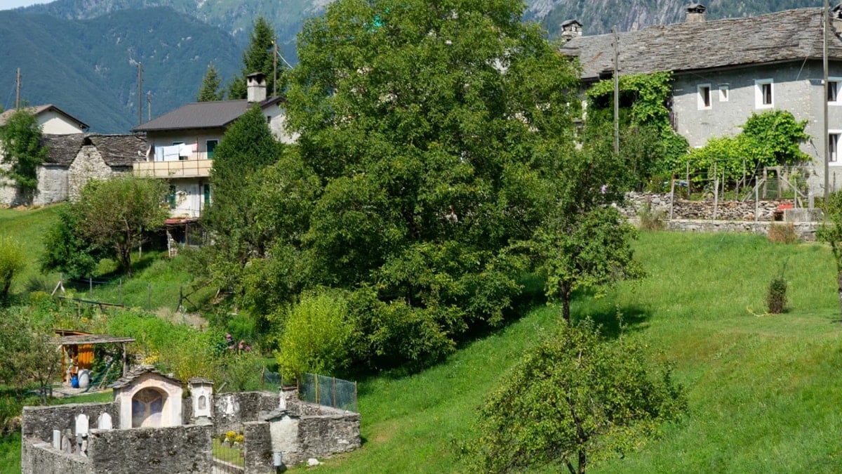 Bu ülke köyüne gelene milyonlar veriyor