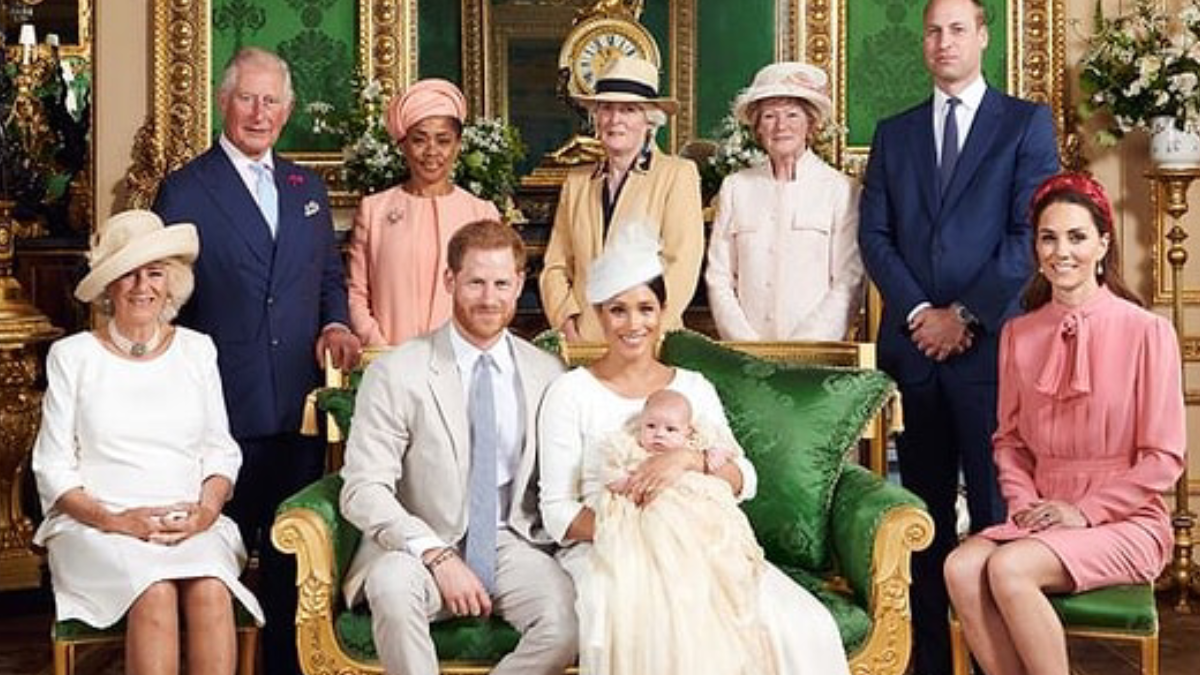 Kraliyet kadınları bu yüzden bacak bacak üstüne atmazlar