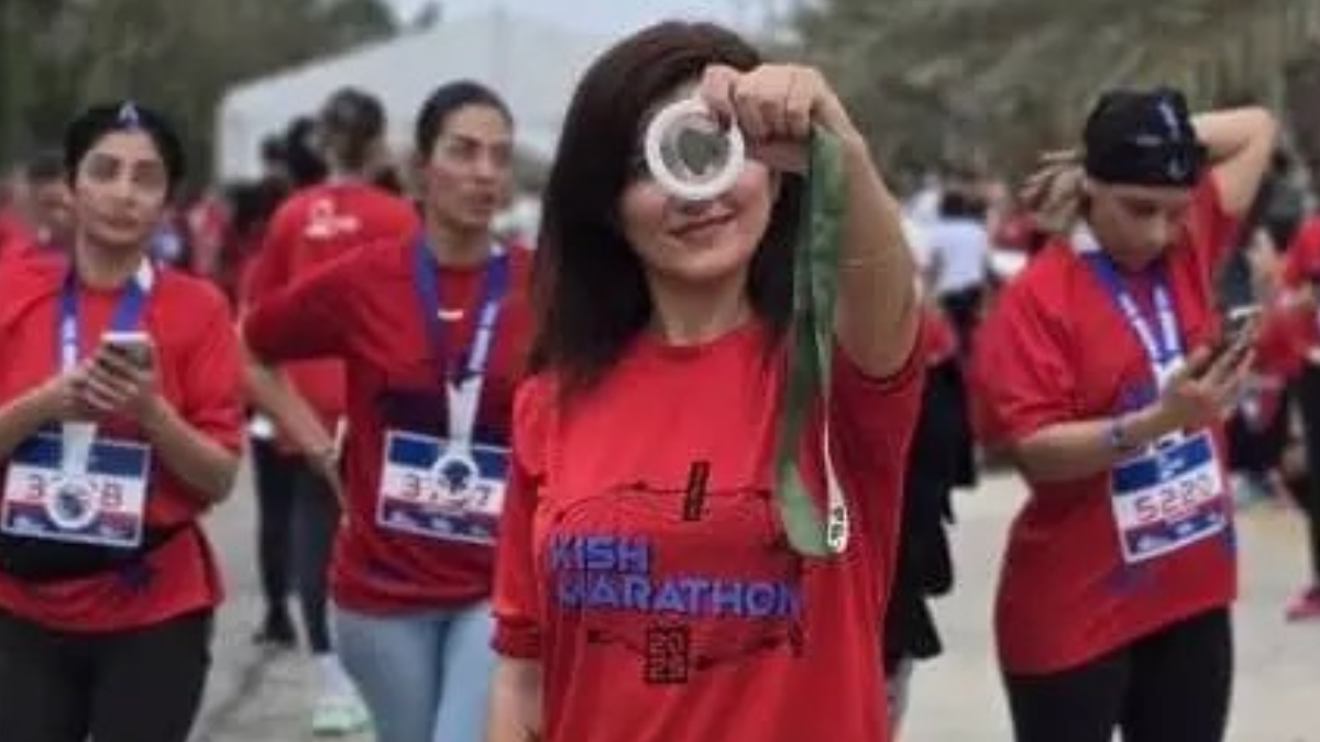 Binlerce İranlı kadın başörtülerini çıkarıp koşmaya başladı