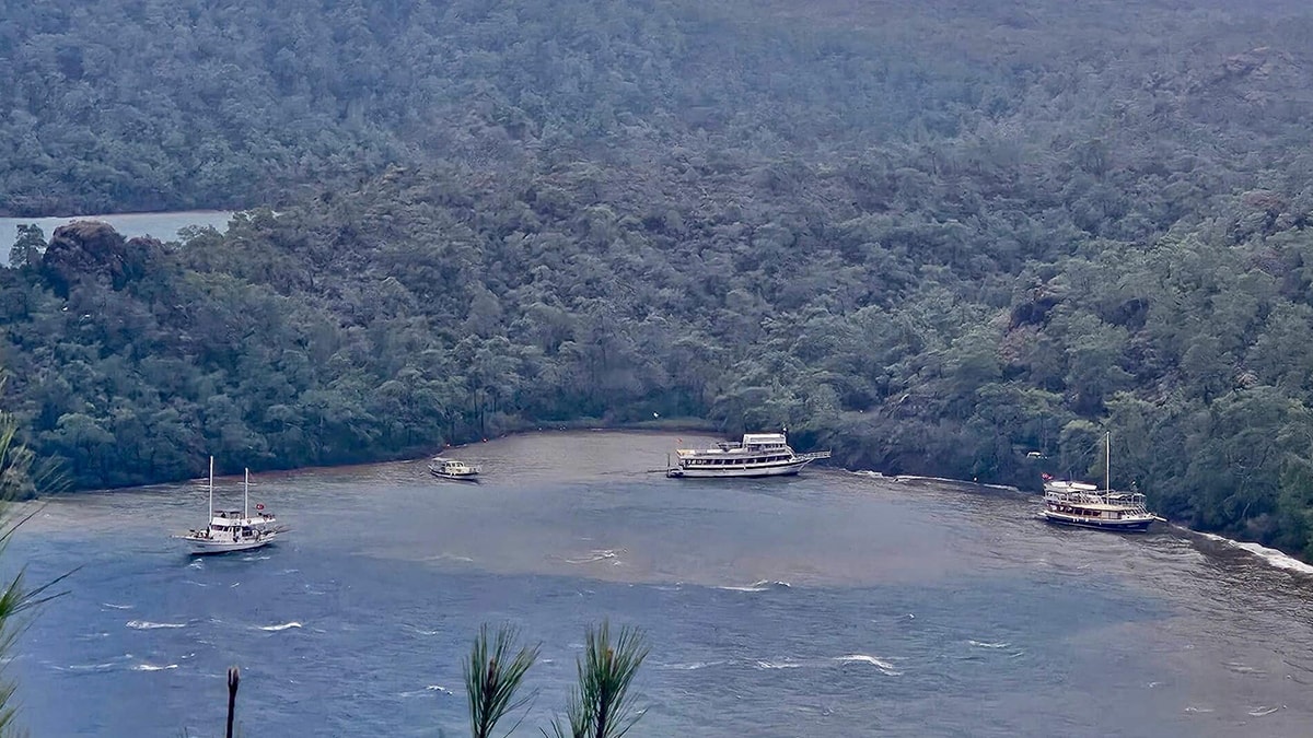 Marmaris'te 3 gezi teknesi karaya oturdu