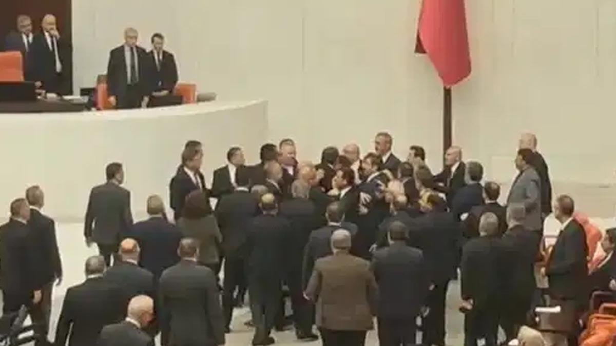 Mecliste CHP'li ve AKP'li vekillerin 'Atatürk' gerilimi