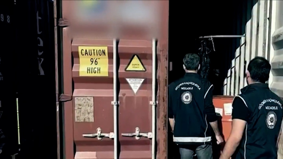 Mersin limanında konteynerde göçmenler yakalandı