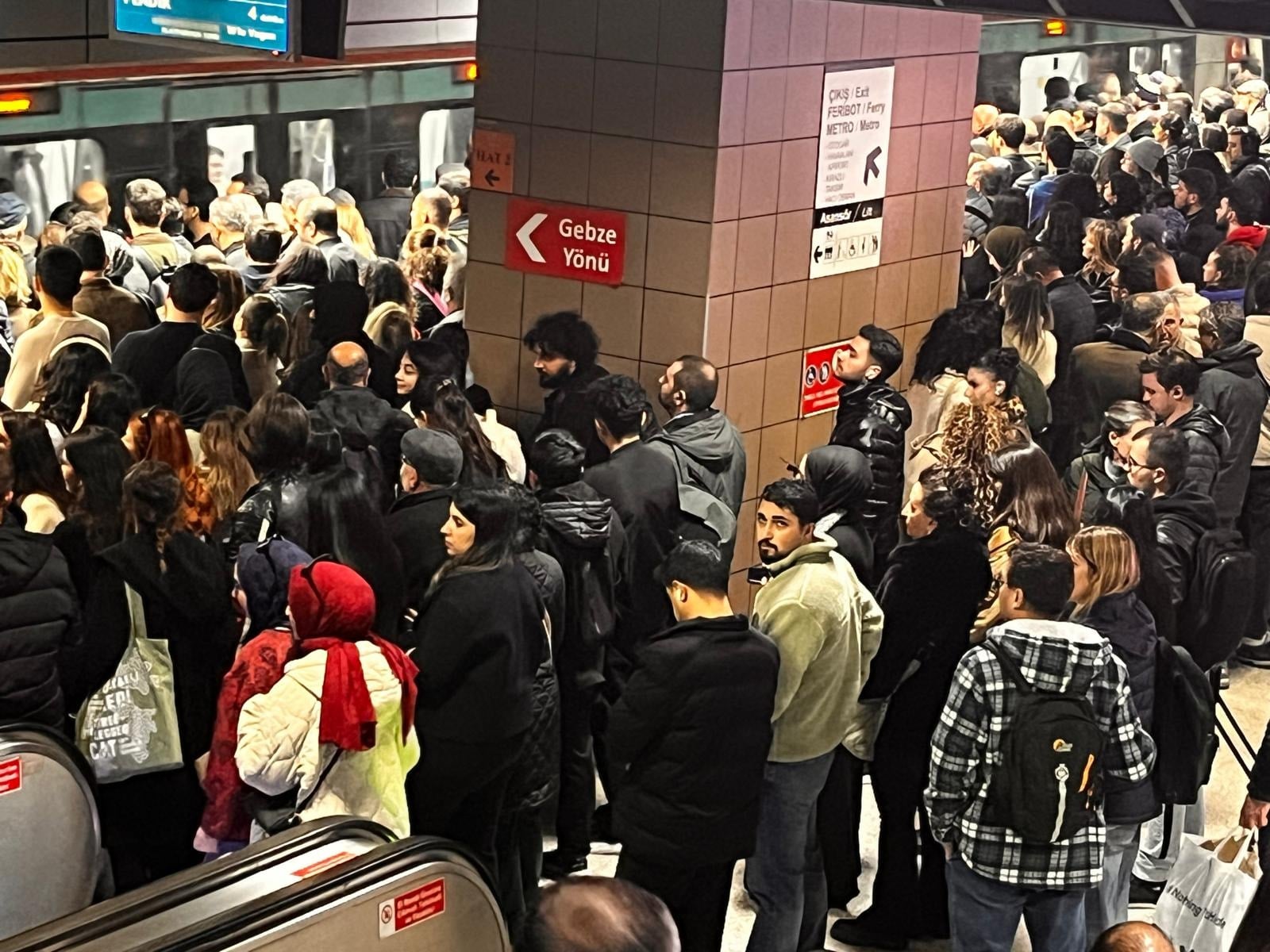 Metro bozuldu İstanbullu bu sabah yağmur altında yolda kaldı
