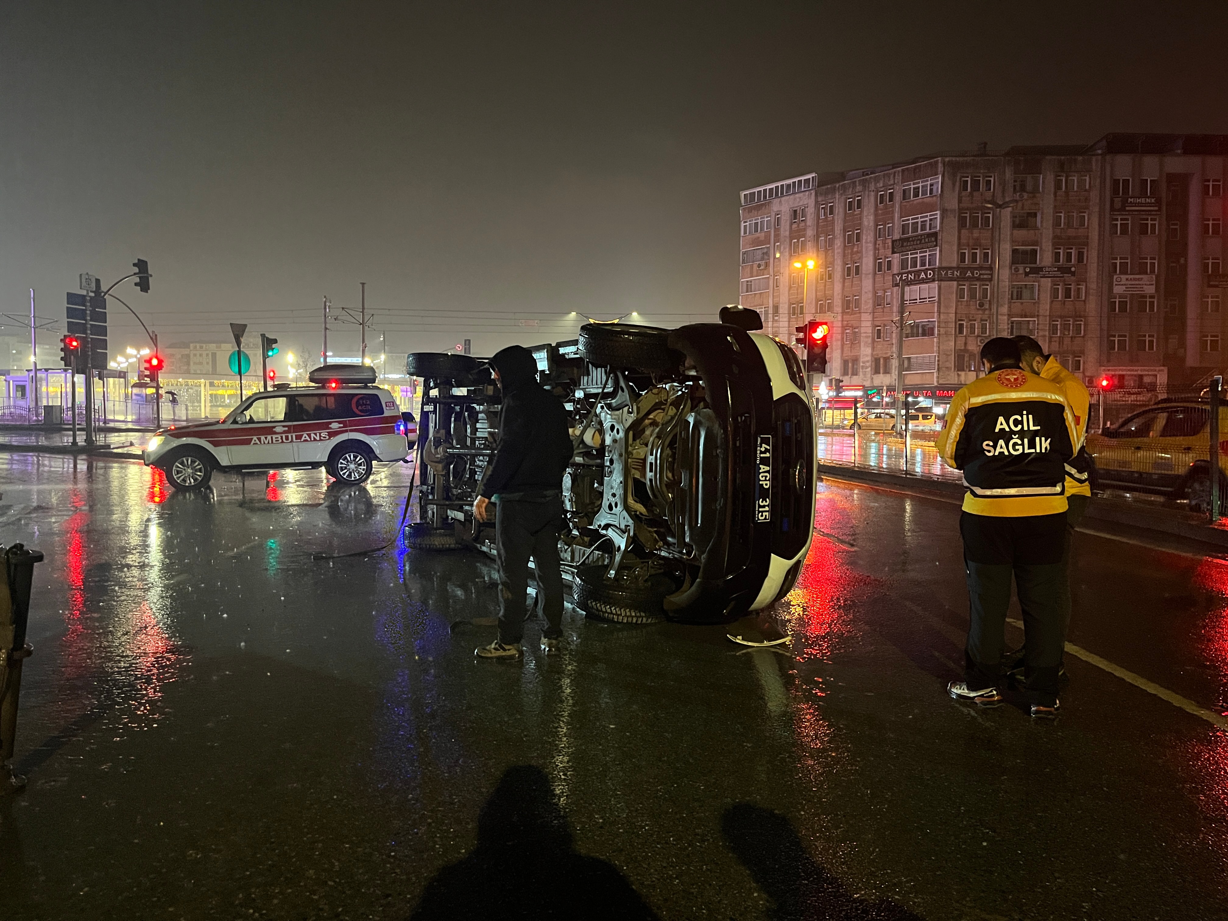 İzmit’te ambulans ile minibüs çarpıştı: 6 yaralı