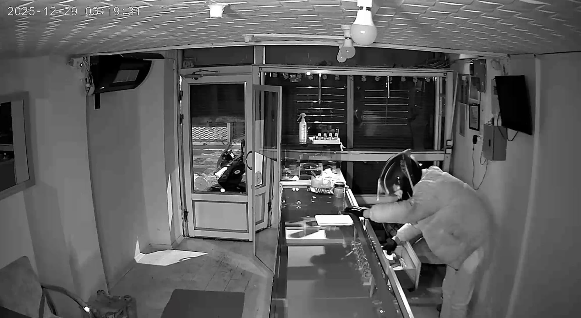 Kilolarca altın çalıp lüks araç satın almışlar