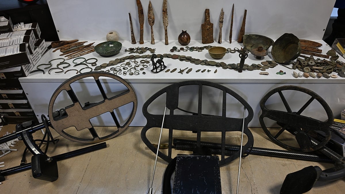 Muş’ta 7 adrese operasyon: Çok sayıda silah ve sikke bulundu