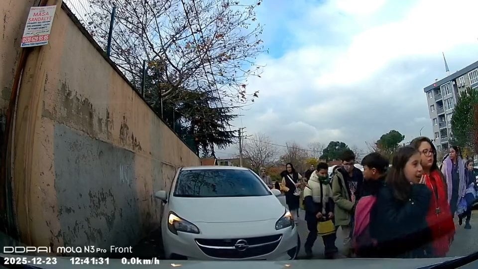Arabayı okuldan çıkan öğrencilerin üzerine sürdü!
