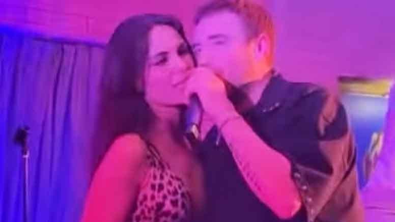  Sevgililer sahnede... Murat Dalkılıç ve Özgü Kaya düet yaptı