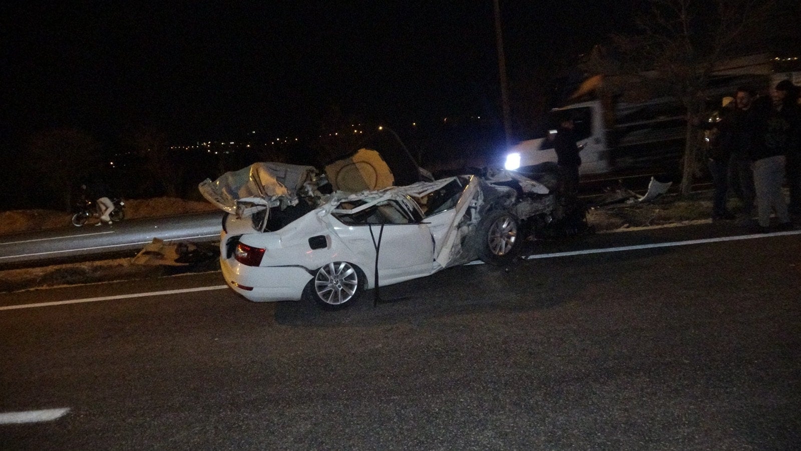 Otomobil park halindeki TIR'a çarptı