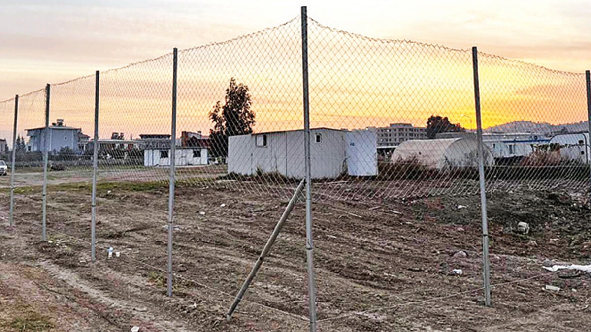 Erdoğan görmesin diye konteyner kente perde