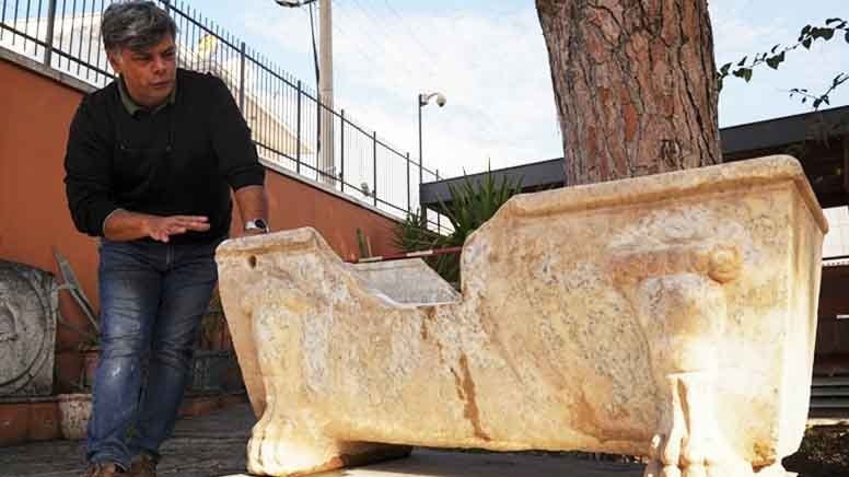 Zenginlerin küveti yalak olarak kullanılmış